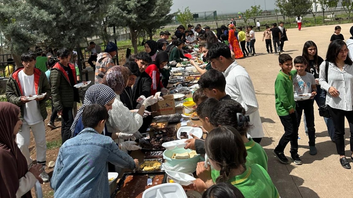 23 Nisan Ulusal Eğemenlik ve Çocuk Bayramında Gazzeli Çocuklar için okulumuz bünyesinde düzenlenen Kermes , öğrenci veli ve öğretmenlerimiz tarafından büyük ilgi gördü.